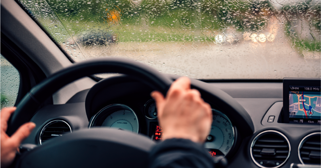 Seguridad vial Consejos para conducir bajo la lluvia Seguros Atlántida